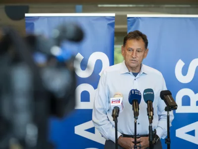 Ljubljana.Medijski brifing druzbe Dars, na kateri so predstavili potek obnovitvenih del na hitri cesti H4 med razcepom Nanos in Vipavo, ki prehajajo v novo fazo.Po krajsi predstavitvi je izjavo podal predsednik uprave druzbe Dars Andrej Ribic.