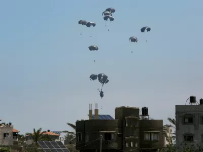 Aid packages, dropped from an airplane, descend over Gaza, as seen from the central Gaza Strip, August 1, 2025. REUTERS/Hatem Khaled