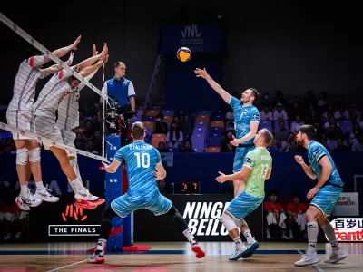 Kitajska.Slovenska moska odbojkarska reprezentanca je na zakljucnem turnirju v Ningboju uvrstila v polfinale lige narodov, potem ko je v cetrtfinalu s 3:1 (22, -15, 19, 18) premagala olimpijske prvake, Francoze. V polfinalu se bo merila z Italijo.Foto: VolleyballWorld