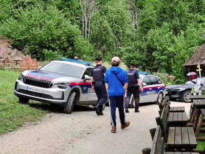 Racija avstrijske policije na Per&scaron;manovi domačiji na Avstrijskem Koro&scaron;kem, kjer je potekal antifa&scaron;istični shod slovenskih &scaron;tudentov.Foto: organizatorji shoda / zajem zaslona