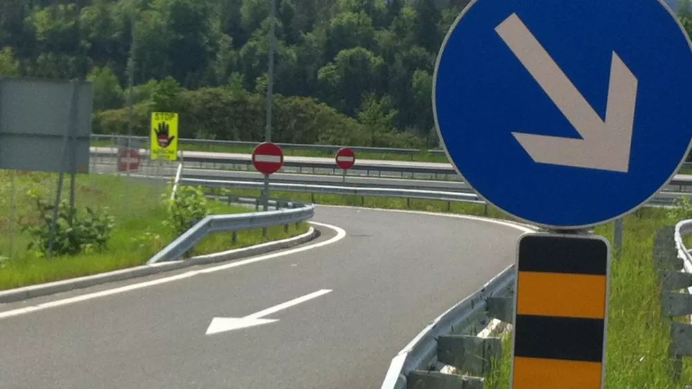Uvoz izvoz avtocesta vožnja v napačno smer gorenjska