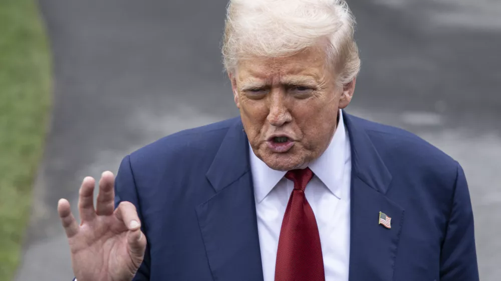 01 August 2025, US, Washington: US President Donald Trump speaks to reporters on the South Lawn of the White House, before departing for Bedminster. Photo: Mehmet Eser/ZUMA Press Wire/dpa