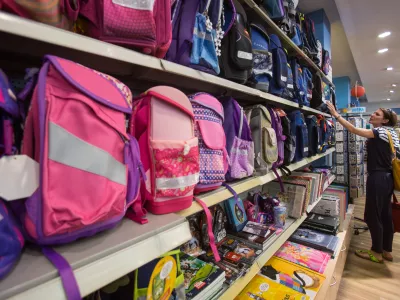 -04.06.2016 - Učbeniki v knjigarni Mladinska knjiga - Konzorcij - učbenik - &scaron;ola - &scaron;olske potreb&scaron;čine - torba - ..//FOTO: Maja Marko