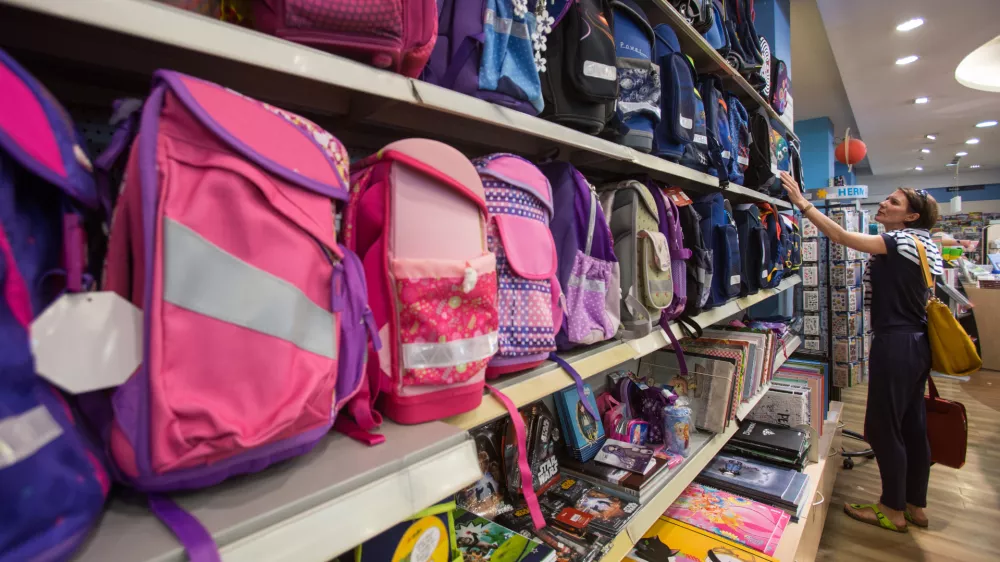 -04.06.2016 - Učbeniki v knjigarni Mladinska knjiga - Konzorcij - učbenik - &scaron;ola - &scaron;olske potreb&scaron;čine - torba - ..//FOTO: Maja Marko