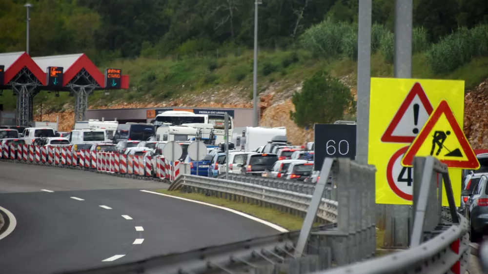 23.09.2023., Kastel: Kilometarska guzva na izlazu s istarskog Ipsilona prema granici, kao da je vrhinac ljetne sezone. Photo: Sasa Miljevic/PIXSELL