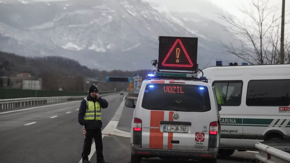 - Vipavska hitra cesta - delavci DARS - cestninski nadzor - izločanje - 05.02.2015 - Mednarodni mejni prehod Vrtojba - zaradi predvidenega obilnega sneženja in burje prepoved vožnje za priklopnike in polpriklopnike pri vstopu v Slovenijo - ///FOTO: Luka Cjuha