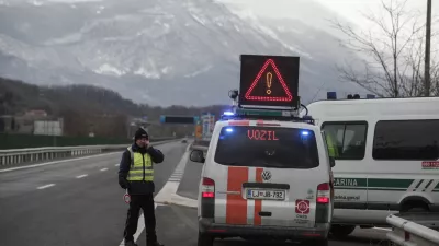 - Vipavska hitra cesta - delavci DARS - cestninski nadzor - izločanje - 05.02.2015 - Mednarodni mejni prehod Vrtojba - zaradi predvidenega obilnega sneženja in burje prepoved vožnje za priklopnike in polpriklopnike pri vstopu v Slovenijo - ///FOTO: Luka Cjuha