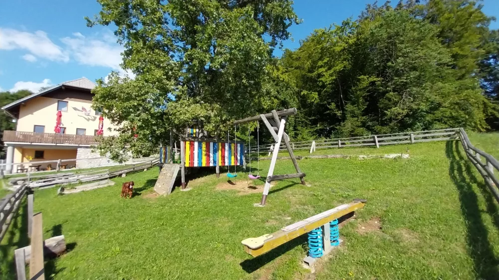 Le pol ure vožnje iz Ljubljane je družinam prijazna izletni&scaron;ka točka