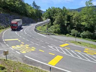 Cesta preko Rebernic, krizisce za Lozice.Novo zarisana avtobusna postaja sredi krizisca.