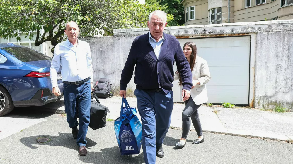 04.08.2025., Ulica Josipa Kozarca, Zagreb - Dolazak Ive Sanadera u obiteljsku kucu u Kozarcevoj ulici nakon izlaska iz zatvora.. Ivo Sander vratio se kuci u pratnji odvjetnika Dragana Crnkovica. Ivo Sanader, bivsi hrvatski premijer, uvjetno je pusten na slobodu nakon sto je odlukom vijeca Zupanijskog suda u Sisku prihvacen prijedlog za njegov uvjetni otpust iz Kaznionice u Lipovici&ndash;Popovaci.&nbsp; Photo: Goran Stanzl/PIXSELL