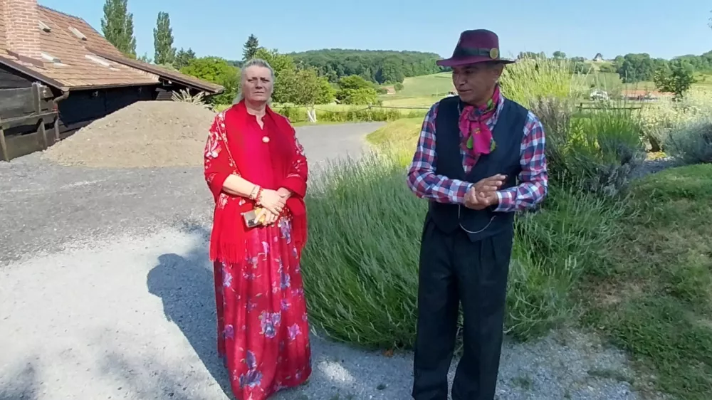  Slađana Đurđević, znana kot &raquo;plava ciganka&laquo; zaradi svojega me&scaron;anega zakona, in njen mož Goran Đurđević, predsednik Dru&scaron;tva Lovari &ndash; Romska hi&scaron;a in prvi Rom z diplomo na Hrva&scaron;kem. 