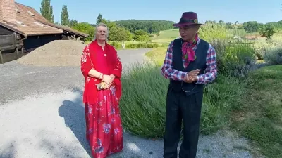  Slađana Đurđević, znana kot &raquo;plava ciganka&laquo; zaradi svojega me&scaron;anega zakona, in njen mož Goran Đurđević, predsednik Dru&scaron;tva Lovari &ndash; Romska hi&scaron;a in prvi Rom z diplomo na Hrva&scaron;kem. 