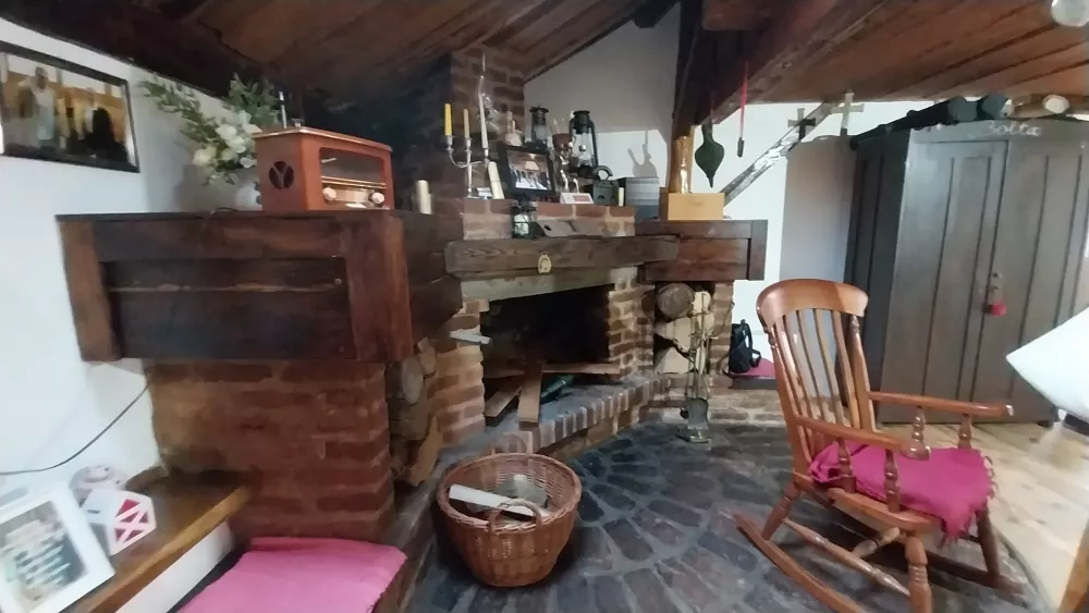 V notranjosti hi&scaron;e je predstavljeno življenje Romov.