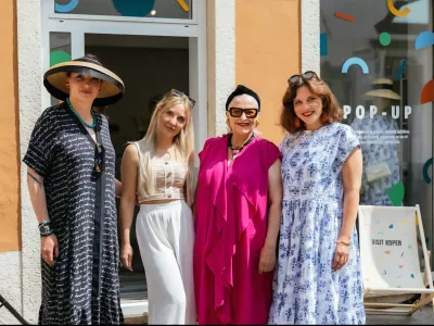 &Scaron;e vse do konca poletja bodo v pop-up trgovini gostile Ano Cajhen, nosilko nesnovne kulturne dedi&scaron;čine slamnikarstva na Domžalskem, modno oblikovalko (z leve) Ana Cajhen, Manca Kočnik, Barbara Por Horvat in Julia Kaja Hrovat. F arhiv