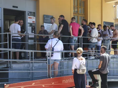 - 05.07.2024 - Upravna enota Ljubljana - Tobačna - vrste čakajočih zaradi stavke //FOTO: Jaka Gasar