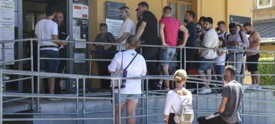 - 05.07.2024 - Upravna enota Ljubljana - Tobačna - vrste čakajočih zaradi stavke //FOTO: Jaka Gasar