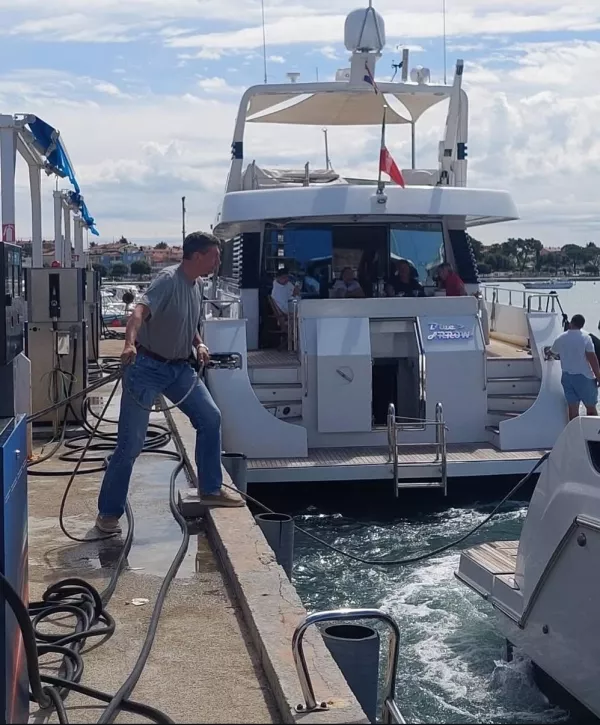 Borut Pahor pomaga pri privezovanju jaht in čolnov. F instagram Boruta Pahorja