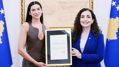 Vjosa Osmani (desno) je Dui Lipi podelila kosovsko državljanstvo. F X profil Vjose Osmani