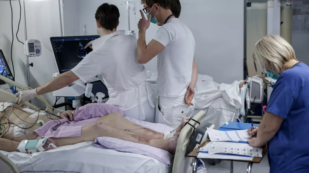 - simbolična fotografija - zdravstvo, zdravnik, medicinska sestra, medicinsko osebje, pacient, bolnica, bolni&scaron;nica- 12.03.2025 - ministrica za zdravje Valentina Prevolnik Rupel si je na delovnem obisku v Univerzitetnem kliničnem centru (UKC) ogledala tekoče investicije//FOTO: Jaka Gasar