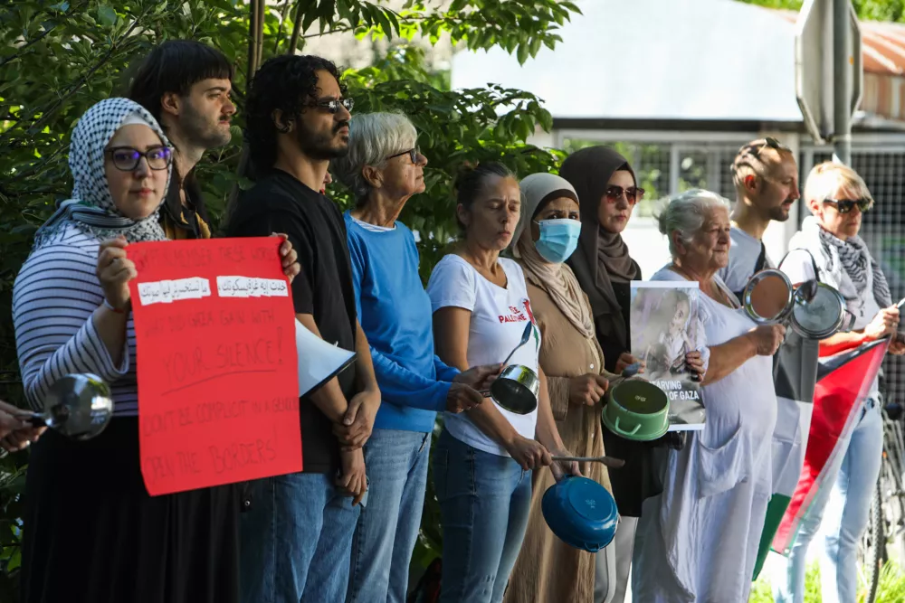0508.2025. Protest proti genocidu v Gazi pred veleposlani&scaron;tvom Arabske Republike Egipt v Ljubljani. Foto:Bojan Velikonja 