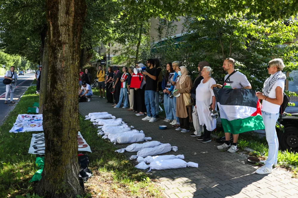 0508.2025. Protest proti genocidu v Gazi pred veleposlani&scaron;tvom Arabske Republike Egipt v Ljubljani. Foto:Bojan Velikonja 