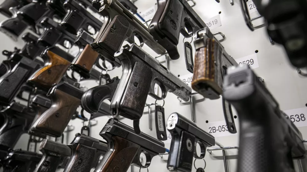 - pi&scaron;tola, strelno orožje- 28.01.2021 &ndash; POLICIJA - Nacionalni forenzični laboratorij (NFL), preiskava materialnih sledi, nastalih pri kaznivih dejanjih ali prekr&scaron;kih, in podaja interpretacije rezultatov preiskav za policijo in pravosodne organe. Vodovodna cesta 95 v Ljubljani //FOTO: Matjaž Ru&scaron;t / Foto: Matjaž Ru&scaron;t