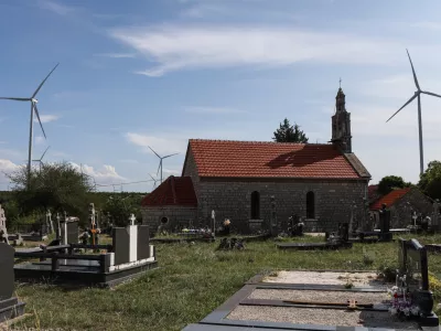 - Vetrna elektrarna, obnovljivi viri energije. Cerkev, vera.- 24.07.2024. - Vetrna elektrarna Pađene v bližini Knina na Hrva&scaron;kem je največja vetrna elektrarna na Hrva&scaron;kem.//FOTO: Bojan VelikonjaOPOMBA: ZA OBJAVO V OBJEKTIVU!!!!