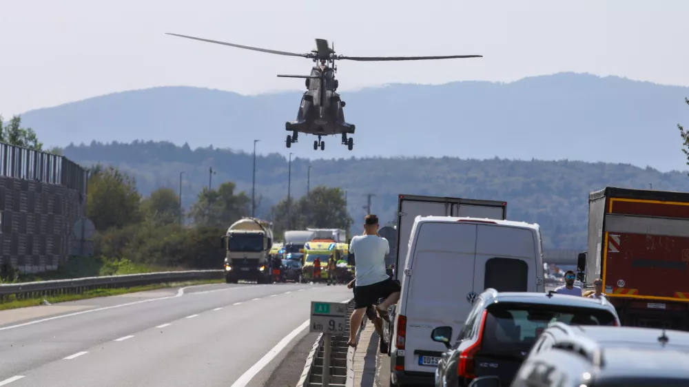 28.08.2024 - Prometna nesreča - &Scaron;tajerska avtocesta - re&scaron;evanje s helikopterjem FOTO: Luka Cjuha