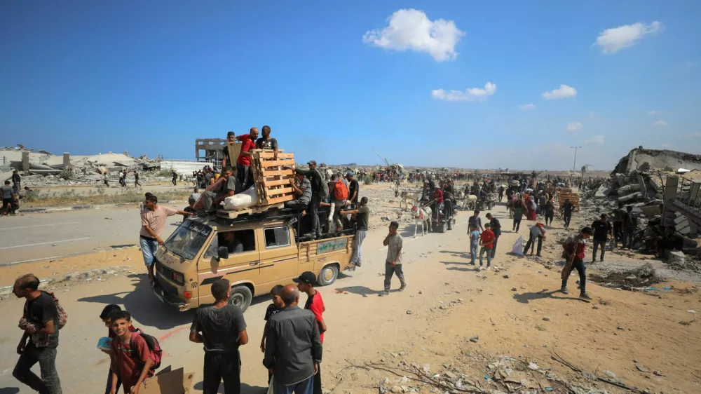 Palestinians seek aid supplies from the U.S.-backed Gaza Humanitarian Foundation (GHF), in the central Gaza Strip, August 4, 2025. REUTERS/Stringer