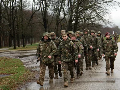 Nabave za obrambo &scaron;e naprej prek ministrstva