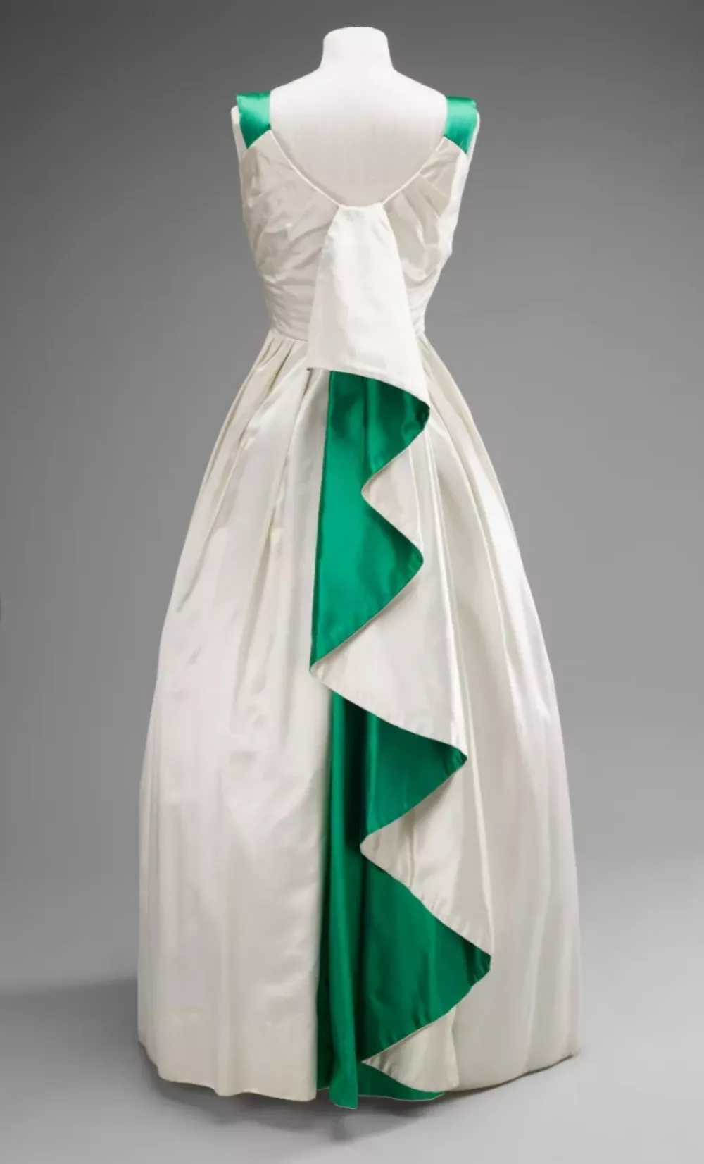 modna preobrazba kraljice Elizabete II. bo osrednja tema pomembne razstave v Buckinghamski palači, kjer bo predstavljeno kar 200 oblačil in modnih dodatkov iz celega njenega življenja. F Royal Collection Trust