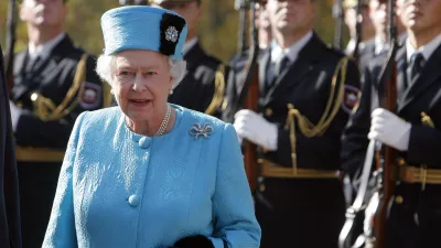 Britanska kraljica Elizabeta II po pristanku na letali&scaron;ču Jožeta Pučnika - Državni&scaron;ki obisk Njenega veličanstva britanske kraljice Elizabete II. in Njegove kraljeve visokosti vojvode Edinbur&scaron;kega v Sloveniji, 21.-23. oktober 2008  // FOTO: Jaka AdamičOPOMBA: ZA OBJAVO V ČASOPISU DNEVNIK