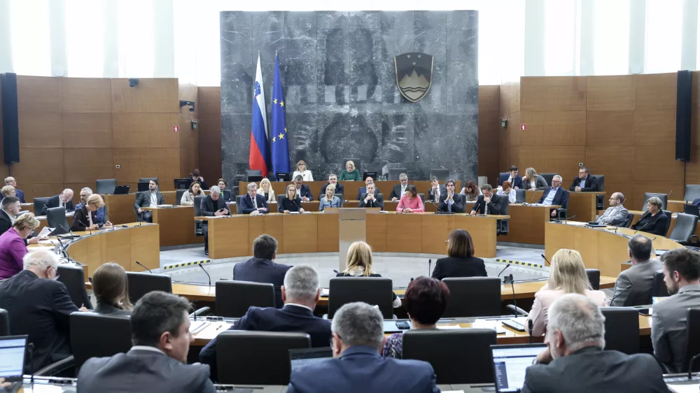 - 03.03.2025 - Predsednik vlade dr. Robert Golob je na 28. redni seji Državnega zbora odgovarjal na ustna poslanska vpra&scaron;anja - parlament, poslanec, poslanci, politika, vlada//FOTO: Jaka Gasar / Foto: Jaka Gasar