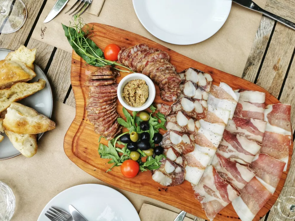 Deska pr&scaron;uta, pancete, vratovine, salame in klobase, Gostilna Trnovski pristan