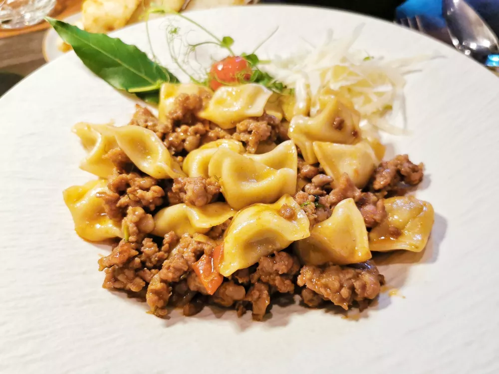 Idrijski žlikrofi s pra&scaron;ičkovim ragujem, Gostilna Trnovski pristan