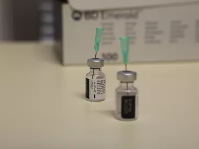 - cepivo Pfizer BioNTceh - množično cepljenje proti covidu-19 med stanovalci domov za starej&scaron;e. - 27.12.2020 &ndash; Epidemija koronavirus COVID-19 v Sloveniji - prispela prva po&scaron;iljka cepiva proti covidu-19, ki sta ga razvili podjetji ameri&scaron;ki Pfizer in nem&scaron;ki BioNTech,//FOTO: Luka Cjuha