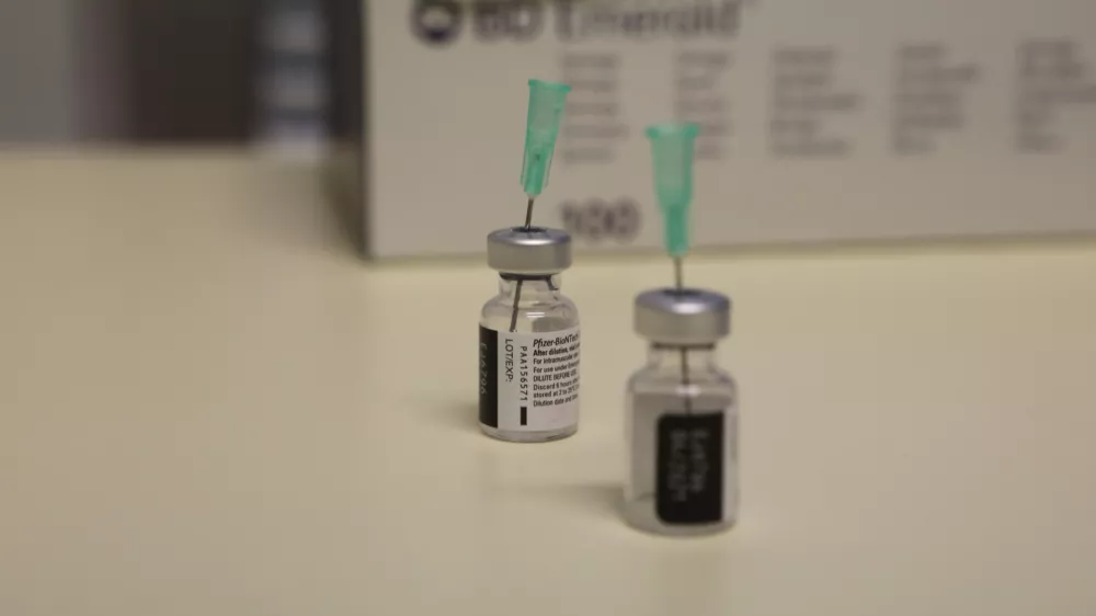 - cepivo Pfizer BioNTceh - množično cepljenje proti covidu-19 med stanovalci domov za starej&scaron;e. - 27.12.2020 &ndash; Epidemija koronavirus COVID-19 v Sloveniji - prispela prva po&scaron;iljka cepiva proti covidu-19, ki sta ga razvili podjetji ameri&scaron;ki Pfizer in nem&scaron;ki BioNTech,//FOTO: Luka Cjuha