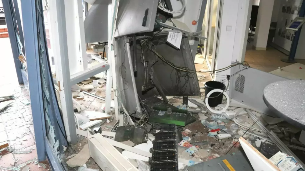 Nad bankomate z razstrelivom: Storilci so tujci, člani kriminalnih združb