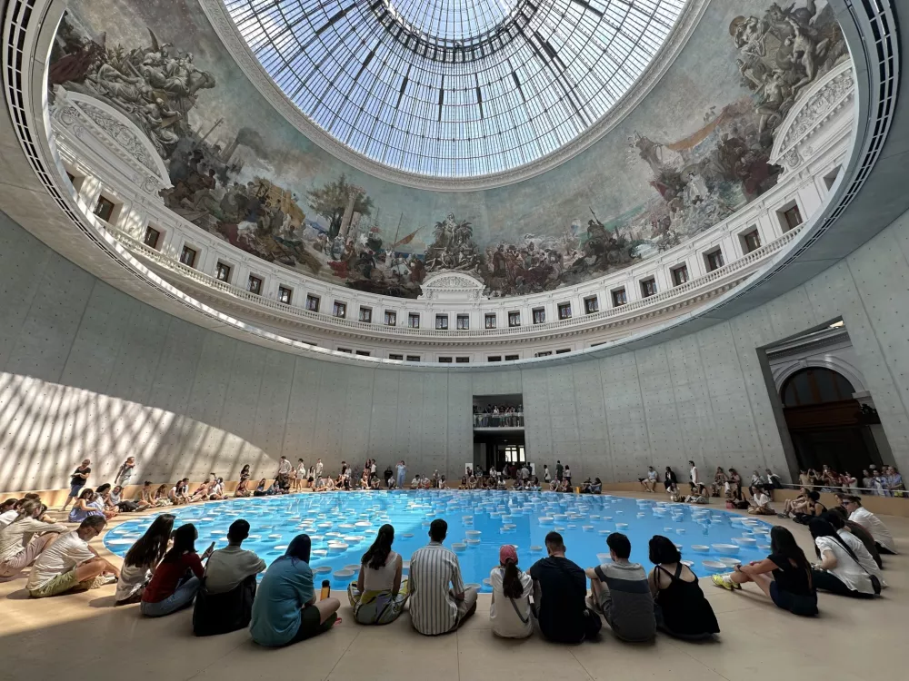 Pariz ni mesto, kamor gre&scaron;. Je mesto, kjer ostane&scaron; &ndash; četudi si stran