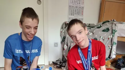 Anže (desno) in Enej sta ob na&scaron;em obisku navdu&scaron;eno pripovedovala o svojem &scaron;portu - bocci, ki ga trenirata &scaron;ele eno leto, a že dosegata neverjetne rezultate. / Foto: Meta Černoga