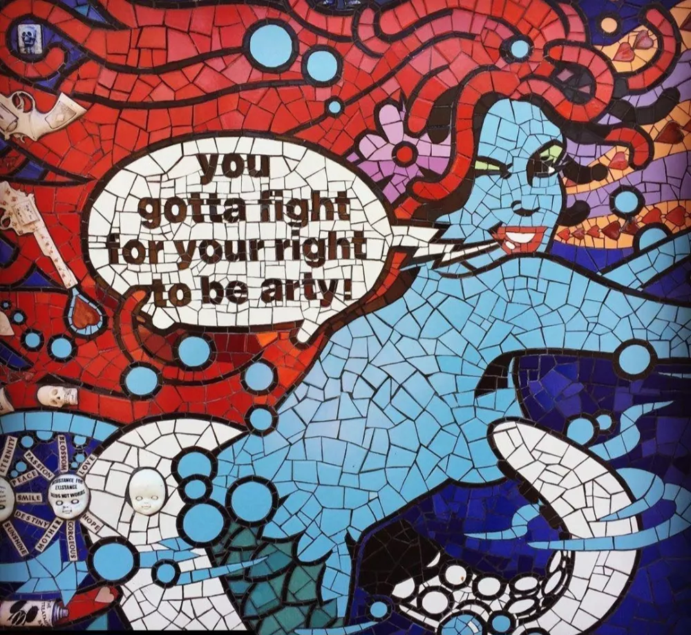 Hi&scaron;a mozaikov je polna tudi humornih prikazov, eden najbolj izstopajočih pa je govorjeni oblaček, v katerem je zapis kultne skupine Beastie Boys. F IG/mosaichousechiswick