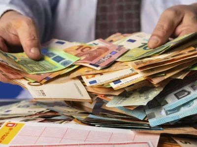 Lottogewinner mit Lottoschein, Eurojackpot-Schein und Bargeld. Rund 100 Lottomillion&auml;re gibt es jedes Jahr in Deutschland. Trotz dieser scheinbar guten Erfolgsaussichten sind die Gewinnchancen in Wahrheit minimal, ein Sechser, vielleicht sogar mit Superzahl und somit der Jackpot-Gewinn, also eher unwahrscheinlich. Symbolfoto, Themenmfoto *** Lottery winner with lottery ticket, Eurojackpot ticket and cash There are around 100 lottery millionaires in Germany every year Despite these seemingly good chances of success, the chances of winning are actually minimal, so a six, perhaps even with a super number and thus winning the jackpot, is rather unlikely Symbol photo, theme photo Foto:xB.xSchubertx/xFuturexImagex lottogewinn_4003,Image: 928121809, License: Rights-managed, Restrictions: imago is entitled to issue a simple usage license at the time of provision. Personality and trademark rights as well as copyright laws regarding art-works shown must be observed. Commercial use at your own risk., Model Release: no / Foto: Profimedia