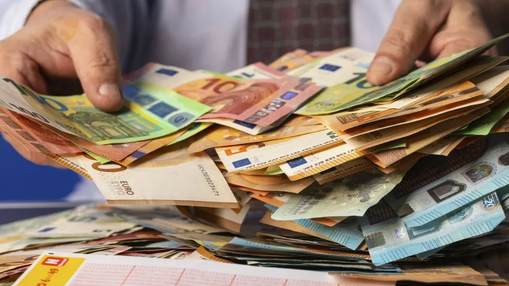 Lottogewinner mit Lottoschein, Eurojackpot-Schein und Bargeld. Rund 100 Lottomillion&auml;re gibt es jedes Jahr in Deutschland. Trotz dieser scheinbar guten Erfolgsaussichten sind die Gewinnchancen in Wahrheit minimal, ein Sechser, vielleicht sogar mit Superzahl und somit der Jackpot-Gewinn, also eher unwahrscheinlich. Symbolfoto, Themenmfoto *** Lottery winner with lottery ticket, Eurojackpot ticket and cash There are around 100 lottery millionaires in Germany every year Despite these seemingly good chances of success, the chances of winning are actually minimal, so a six, perhaps even with a super number and thus winning the jackpot, is rather unlikely Symbol photo, theme photo Foto:xB.xSchubertx/xFuturexImagex lottogewinn_4003,Image: 928121809, License: Rights-managed, Restrictions: imago is entitled to issue a simple usage license at the time of provision. Personality and trademark rights as well as copyright laws regarding art-works shown must be observed. Commercial use at your own risk., Model Release: no / Foto: Profimedia