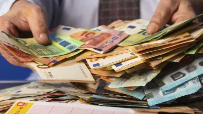 Lottogewinner mit Lottoschein, Eurojackpot-Schein und Bargeld. Rund 100 Lottomillion&auml;re gibt es jedes Jahr in Deutschland. Trotz dieser scheinbar guten Erfolgsaussichten sind die Gewinnchancen in Wahrheit minimal, ein Sechser, vielleicht sogar mit Superzahl und somit der Jackpot-Gewinn, also eher unwahrscheinlich. Symbolfoto, Themenmfoto *** Lottery winner with lottery ticket, Eurojackpot ticket and cash There are around 100 lottery millionaires in Germany every year Despite these seemingly good chances of success, the chances of winning are actually minimal, so a six, perhaps even with a super number and thus winning the jackpot, is rather unlikely Symbol photo, theme photo Foto:xB.xSchubertx/xFuturexImagex lottogewinn_4003,Image: 928121809, License: Rights-managed, Restrictions: imago is entitled to issue a simple usage license at the time of provision. Personality and trademark rights as well as copyright laws regarding art-works shown must be observed. Commercial use at your own risk., Model Release: no / Foto: Profimedia