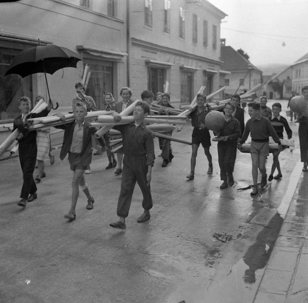 &Scaron;ola nekoč: &raquo;Za domovino!&laquo; &raquo;S Titom naprej!&laquo;