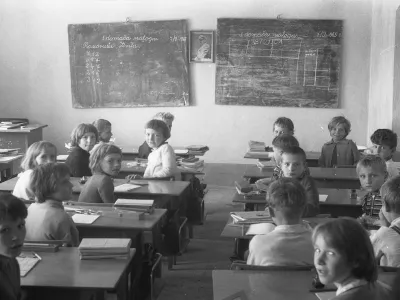 &Scaron;ola nekoč: &raquo;Za domovino!&laquo; &raquo;S Titom naprej!&laquo;