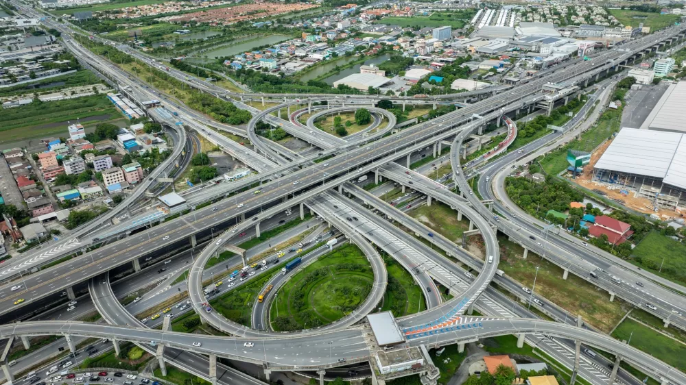 Burapha Withi Expressway, Industrial Ring Road, Bangna Intersection, Routes, Ring Road intersections, intercity connections for transportation, Bangkok Thailand, aerial view photograph from drone. / Foto: Dinphotogallery