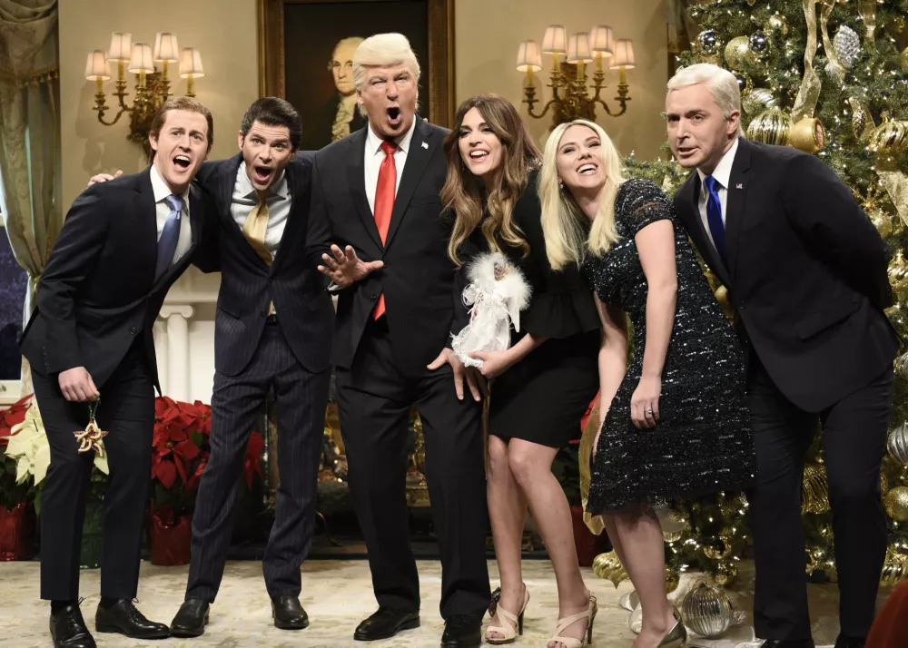 SATURDAY NIGHT LIVE -- Episode 1734 -- Pictured: (l-r) Alex Moffat as Eric Trump, Mikey Day as Donald Trump Jr., Alec Baldwin as President Donald J. Trump, Cecily Strong as First Lady Melania Trump, Scarlett Johansson as Ivanka Trump, Beck Bennett as Vice President Mike Pence during "White House Tree Trimming Cold Open" in Studio 8H on Saturday, December 16, 2017 -- (Photo by: Will Heath/NBCU Photo Bank/NBCUniversal via Getty Images via Getty Images) / Foto: Nbc