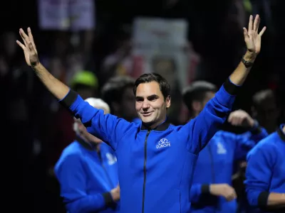 An emotional Roger Federer of Team Europe acknowledges the crowd after playing with Rafael Nadal in a Laver Cup doubles match against Team World's Jack Sock and Frances Tiafoe at the O2 arena in London, Friday, Sept. 23, 2022. Federer's losing doubles match with Nadal marked the end of an illustrious career that included 20 Grand Slam titles and a role as a statesman for tennis. (AP Photo/Kin Cheung) / Foto: Kin Cheung