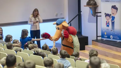 Cerklje na Gorenjskem, Osnovna sola Davorina Jenka.Spremstvo otrok pri varnem prehodu cez cesto po solski poti v organizaciji ministrstva za infrastrukturo, Agencije za varnost prometa, Policije in Obcine Cerklje na Gorenjskem. / Foto: Katja Kodba/sta